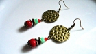 Boucles d'oreille ethniques , médaille martelée ~ red & green~ 