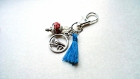 Porte clefs pompon bleu & perle en porcelaine "leanah" 