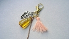 Porte clefs/accroche sac doré, ambre & pompon rose pastel 