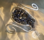 Bracelet wire ouvert argenté et lapis-lazuli 