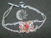 Bracelet : chaine et estampe brodée de perles rouges 