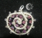 Pendentif spirale en wire et perles violettes.