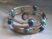 Bracelet spirale en perles de verre bleues 