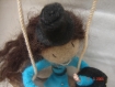 Création figurine poupée sur sa balançoire feutrine , laine et fil de fer pièce unique fait main 