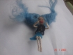 1 mini broche poupée cheveux bleus feutrine laine et fil de fer 7 centimètres de haut fait main 