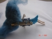 1 mini broche poupée cheveux bleus feutrine laine et fil de fer 7 centimètres de haut fait main 