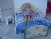 Meubles poupée lit , table de chevet et literie faite main pour barbie 