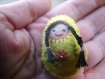 1 mini broche poupée russe manouchka feutrine jaune petite matriochka brune 4,5cm x 3cm fait main 