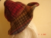 Chapeau à carreaux rouge vêtement habit pour poupée chérie de corolle ou autre de même taille 