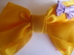 1 noeud papillon en tissu satin jaune et mauve léger monté en broche 11 cm x 7cm 