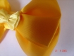 1 noeud papillon en tissu satin jaune et jaune pâle léger monté en broche 11 cm x 7cm 