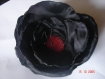 Grande broche fleur noire coeur rouge en tissu fait main 12cm de diamètre 