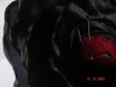 Grande broche fleur noire coeur rouge en tissu fait main 12cm de diamètre 