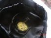 Grande broche fleur noire coeur jaune en tissu fait main 12cm de diamètre 