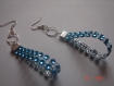 Paire de pendants boucles d'oreilles à brillants plastique bleu et métal argenté . 