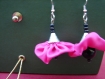 Paire de boucles pendants d'oreilles en tissu satin rose soutenu et perles bois 