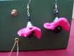 Paire de boucles pendants d'oreilles en tissu satin rose soutenu et perles bois 