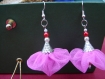 Paire de boucles pendants d'oreilles en tulle rose fuchsia et perles de récupération 