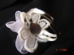 Bague fleur en ruban , dentelle et perles faite main 3cm de diamètre 
