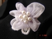 Bague fleur en ruban , dentelle et perles faite main 3cm de diamètre 