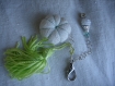 1 bijou de sac pompon vert anis courge blanche grelot perles 