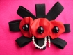 Grande broche en tissu rouge et noir faite main fleurs et perles 
