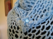 Crochet: châle bleu ciel avec broche bouton assorti 
