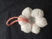 Porte-clés / bijou de sac fleur tissu blanc - modèle unique 