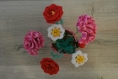 Bouquet de fleurs au crochet dans un petit seau rose 