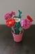 Bouquet de fleurs au crochet dans un petit seau rose 