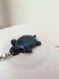 Bijoux de sac, porte clé, pendentif, ... tortue noire style éclaboussure peinture