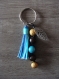 Porte clé ou bijou de sac pompon bleu et feuille 