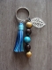 Porte clé ou bijou de sac pompon bleu et feuille 