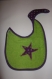 Bavoir étoile en éponge violet doublé coton vert à pois violet 