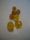 Assortiment de perles en verre et plastique jaune et cuivré 
