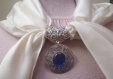 Bijou de foulard estampe et demie perle bleue 