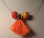 Collier tour de cou perles et pompon orange 