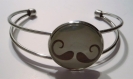 Bracelet torque cabochon en verre moustaches 