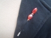 Broche fibule perles en verre rouges 