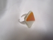 Bague carree en verre fusing de couleur blanc casse et orange 
