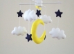 Mobile bebe avec nuages, etoiles bleu foncé et lune jaune- fait main 