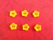 Lot 6 boutons fleurs 12 mm jaune d'or 2 trous 