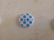Bouton rond 20 mm plat blanc à pois bleu 