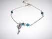Chaine de cheville / bracelet de cheville perle cristal et verre bleu et blanche , clé 
