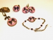 Parure ,collier, bracelet, bague et boucle d'oreille, motif noeud fond a pois rose et noir 