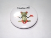 Badge métier ,5.8 cm texte personnalisable, prenom + grenouille zen (texte au choix) 