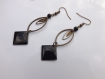 Boucle d'oreille graphique ,coloris bronze,losange émail epoxy noir, ovale , perle de verre noir 