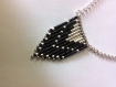 Collier graphique triangle,ethnique , perle de verre miyuki delica, argenté et noir 