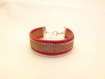 Bracelet manchette cuir marron avec chainette ,suedine argentine et rouge 