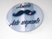 1 badge 58 mm texte aide soignante+prénom, moustache coeur , personnalisable 